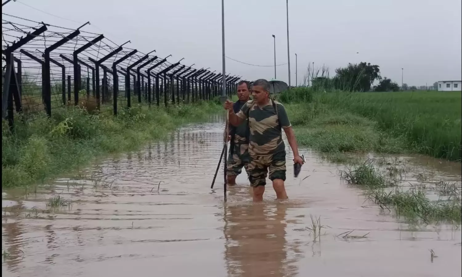 క్లౌడ్ బరస్ట్ ప్రాణనష్టానికే కాదు.. సరిహద్దు భద్రతకు సవాల్ క్లౌడ్ బరస్ట్ ప్రాణనష్టానికే కాదు.. సరిహద్దు భద్రతకు సవాల్