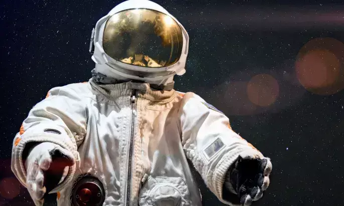 అంతరిక్షంలో ఆక్సిజన్ కోసమని రూ.6 లక్షలు కొట్టేశాడు