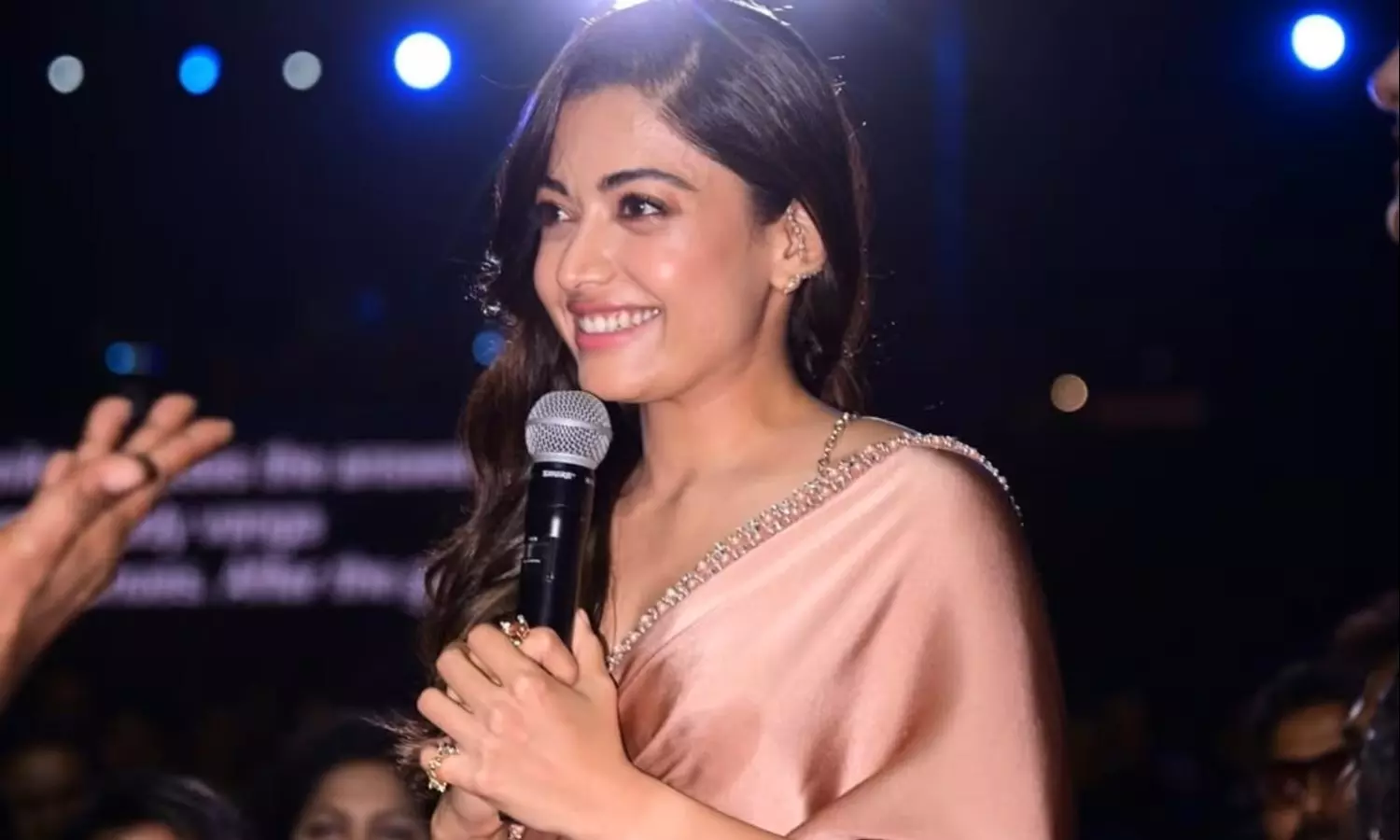 కోట్లు సంపాదిస్తున్నా రష్మికాకి దొరకని సంతృప్తి! కోట్లు సంపాదిస్తున్నా రష్మికాకి దొరకని సంతృప్తి!