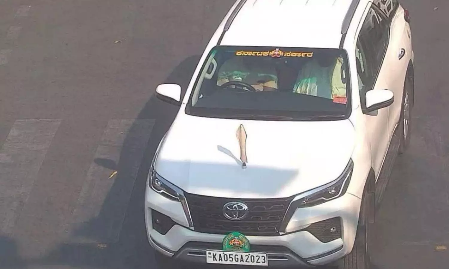 సీఎం కారుకు జరిమానా – సమానత్వానికి ప్రతీకా? లేక నిర్లక్ష్యానికి సంకేతమా? సీఎం కారుకు జరిమానా – సమానత్వానికి ప్రతీకా? లేక నిర్లక్ష్యానికి సంకేతమా?