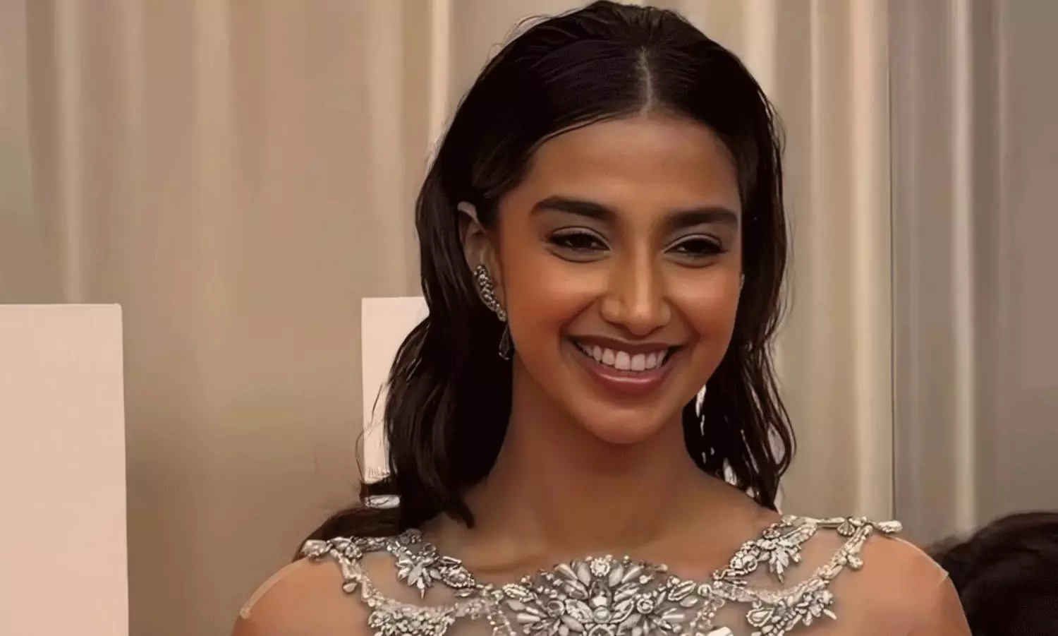 సైమా అవార్డ్స్ 2025: హాట్ ఫోజులతో స్పెషల్ అట్రాక్షన్ గా మీనాక్షి!