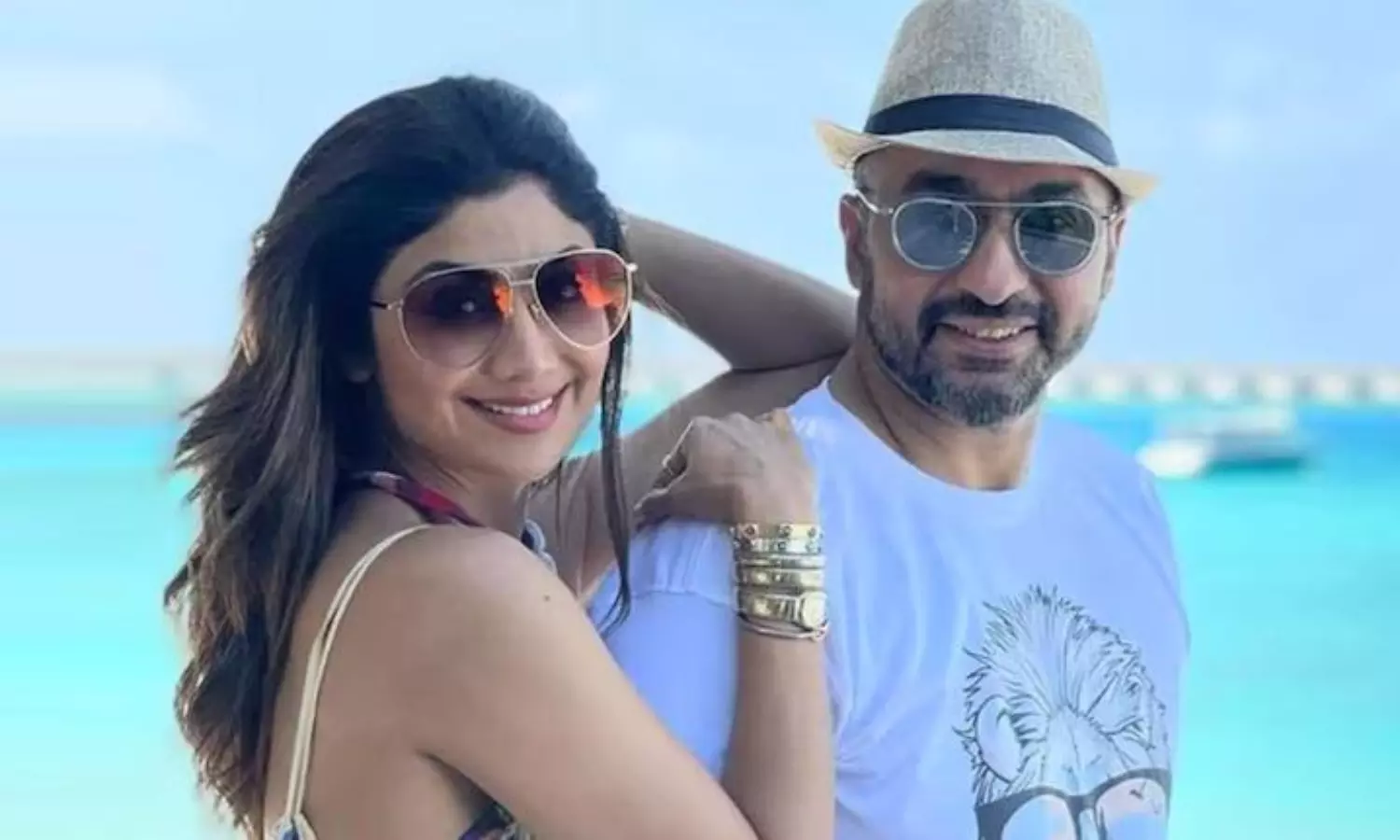 స్టార్ కపుల్కి లుకౌట్ నోటీస్.. నో ఫారిన్ ట్రిప్! స్టార్ కపుల్కి లుకౌట్ నోటీస్.. నో ఫారిన్ ట్రిప్!