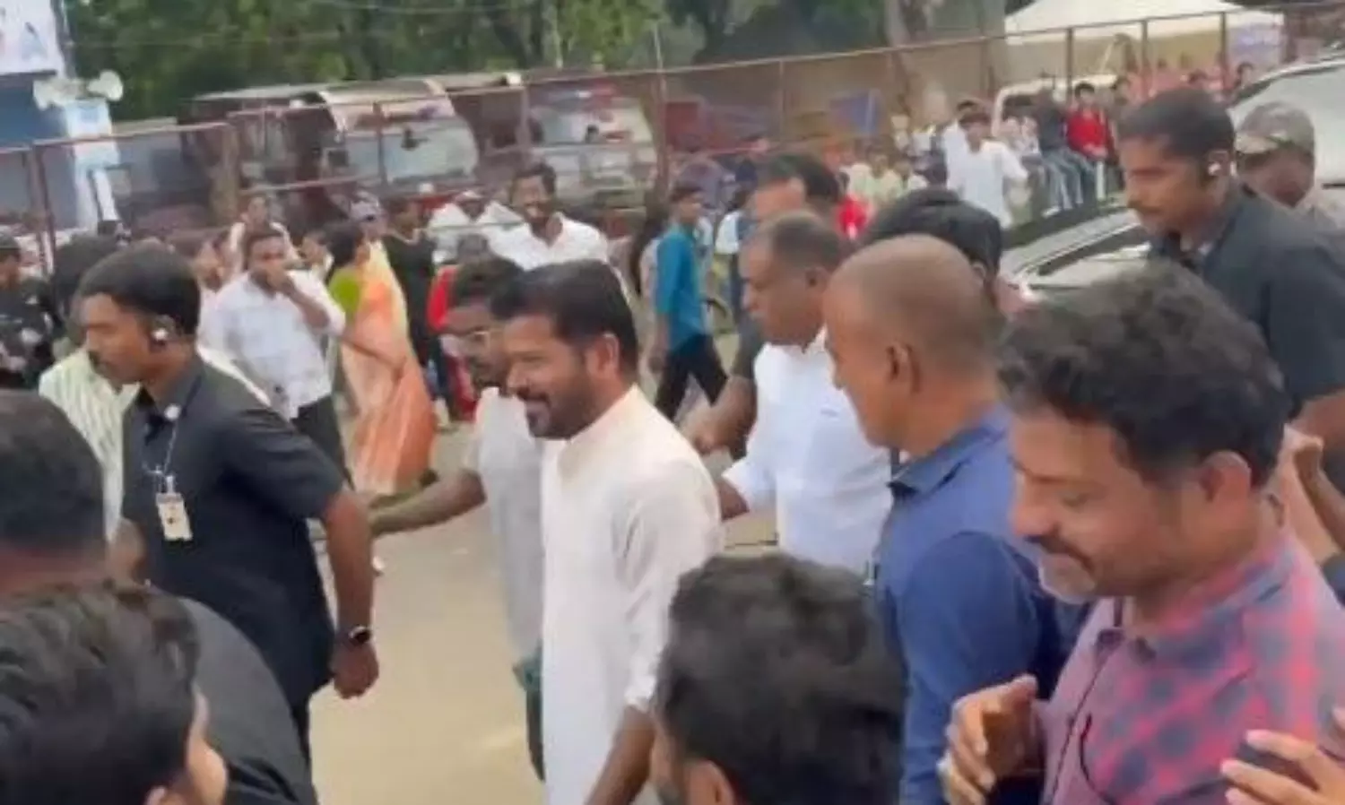 సామాన్యుడిలా గణేష్ నిమజ్జనానికి వచ్చిన సీఎం రేవంత్ సామాన్యుడిలా గణేష్ నిమజ్జనానికి వచ్చిన సీఎం రేవంత్