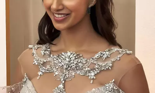Meenakshi Chaudhary shines at SIIMA Awards 2025 in Dubai