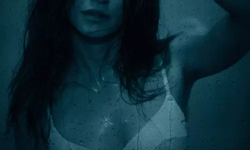 Kriti Kharbanda sets internet on fire with moody look