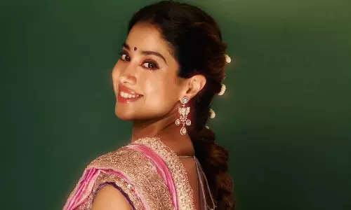 పింక్ పరికిణీలో తల్లినే మించిపోయిన జాన్వీ.. ఏం అందం రా బాబు!