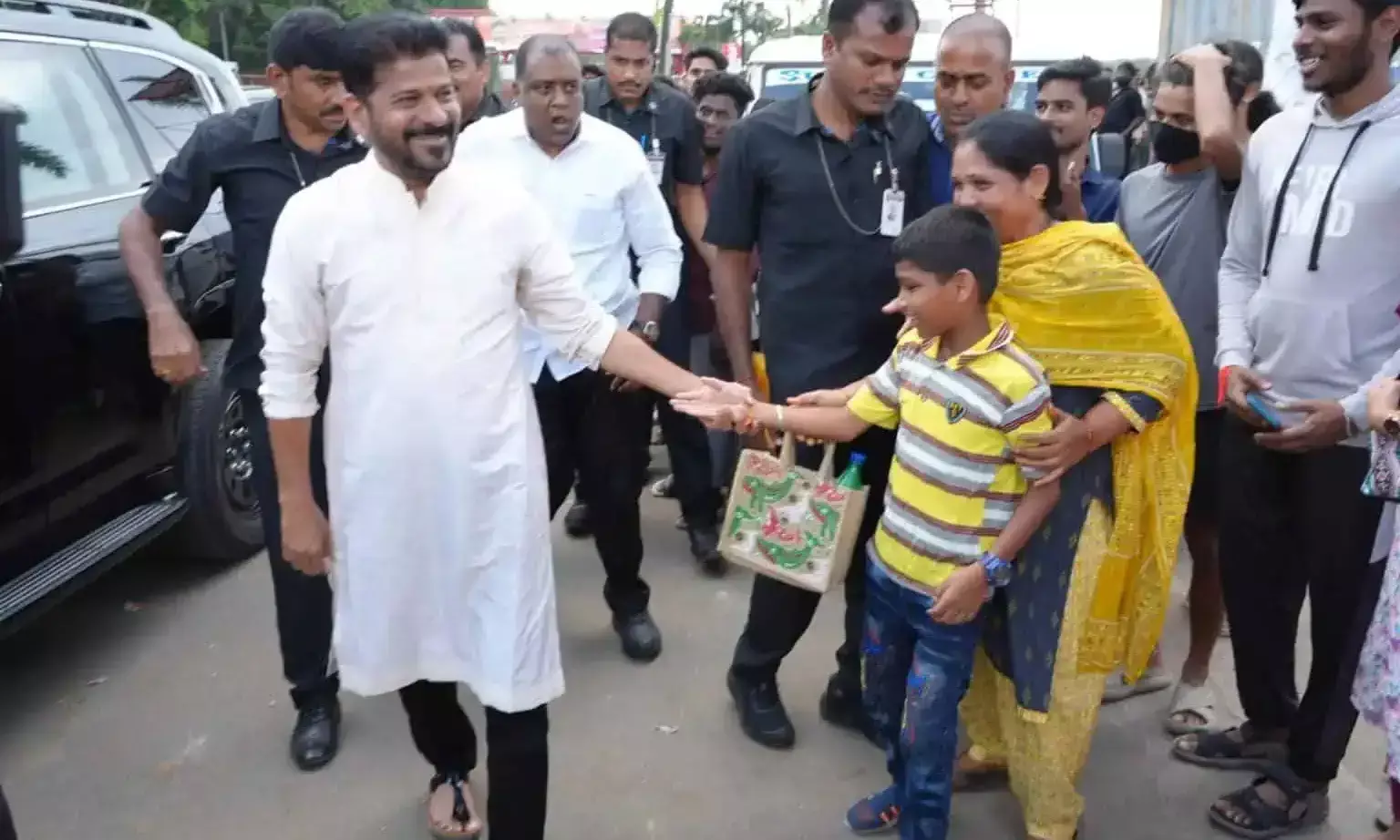 రికార్డుల్ని బద్ధలు కొడుతున్న రేవంత్ రికార్డుల్ని బద్ధలు కొడుతున్న రేవంత్