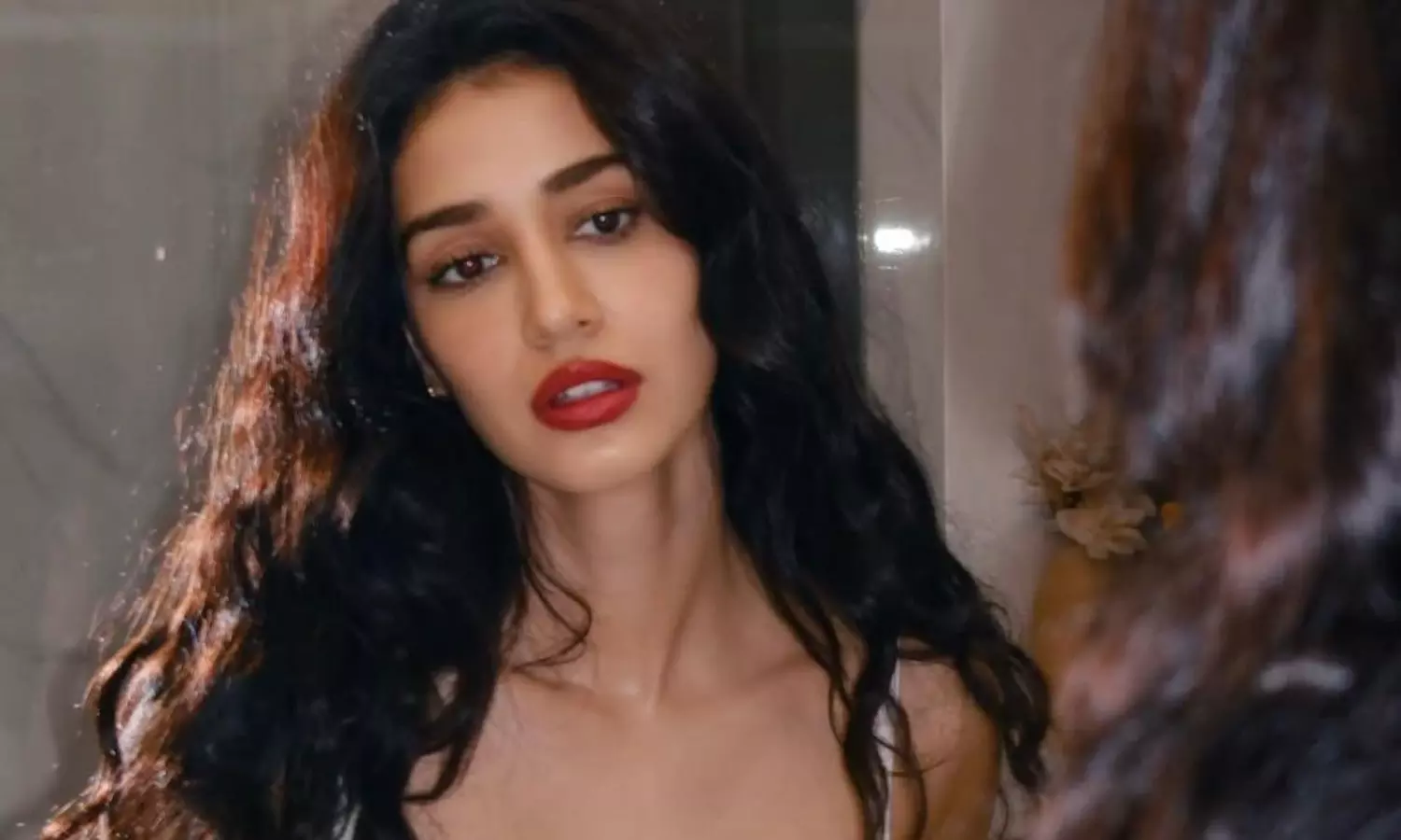 హాట్ అందాలతో చెమటలు పట్టిస్తున్న దిశా పటానీ.. బాబోయ్ తట్టుకోవడం కష్టమే! హాట్ అందాలతో చెమటలు పట్టిస్తున్న దిశా పటానీ.. బాబోయ్ తట్టుకోవడం కష్టమే!