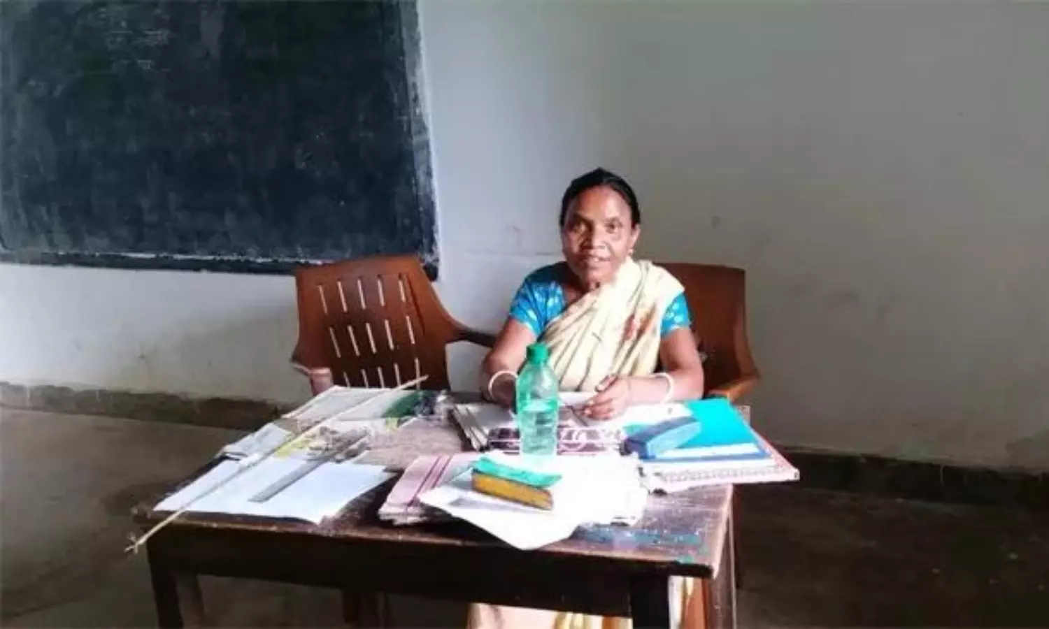 రూ.1700 జీతం.. స్కూల్లో అన్నీ పనులు మాలతీ ఒక్కరే! రూ.1700 జీతం.. స్కూల్లో అన్నీ పనులు మాలతీ ఒక్కరే!