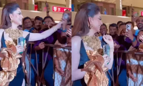 అభిమానుల‌తో ఊర్వ‌శీ రౌతేలా సెల్పీ స‌ర‌సం!