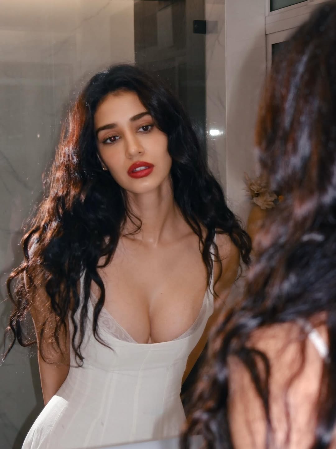Disha Patani’s Red Lips and White Corset Grab Attention Online Disha Patani’s Red Lips and White Corset Grab Attention Online