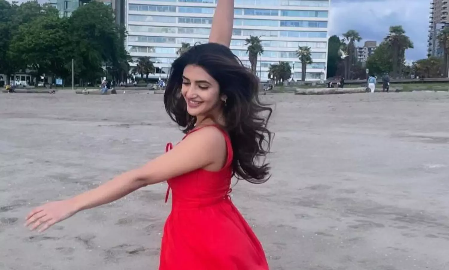 చెట్టు కింద చదువు నేర్పిన శ్రీ లీల! చెట్టు కింద చదువు నేర్పిన శ్రీ లీల!