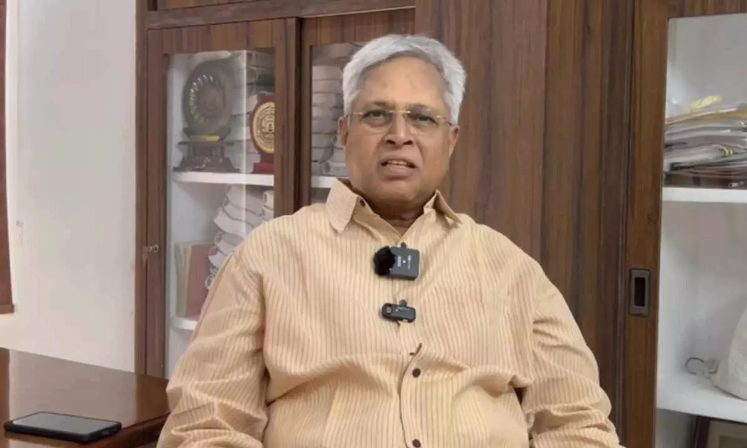 ఉప రాష్ట్రపతిని పారిపోయేలా చేశారు !