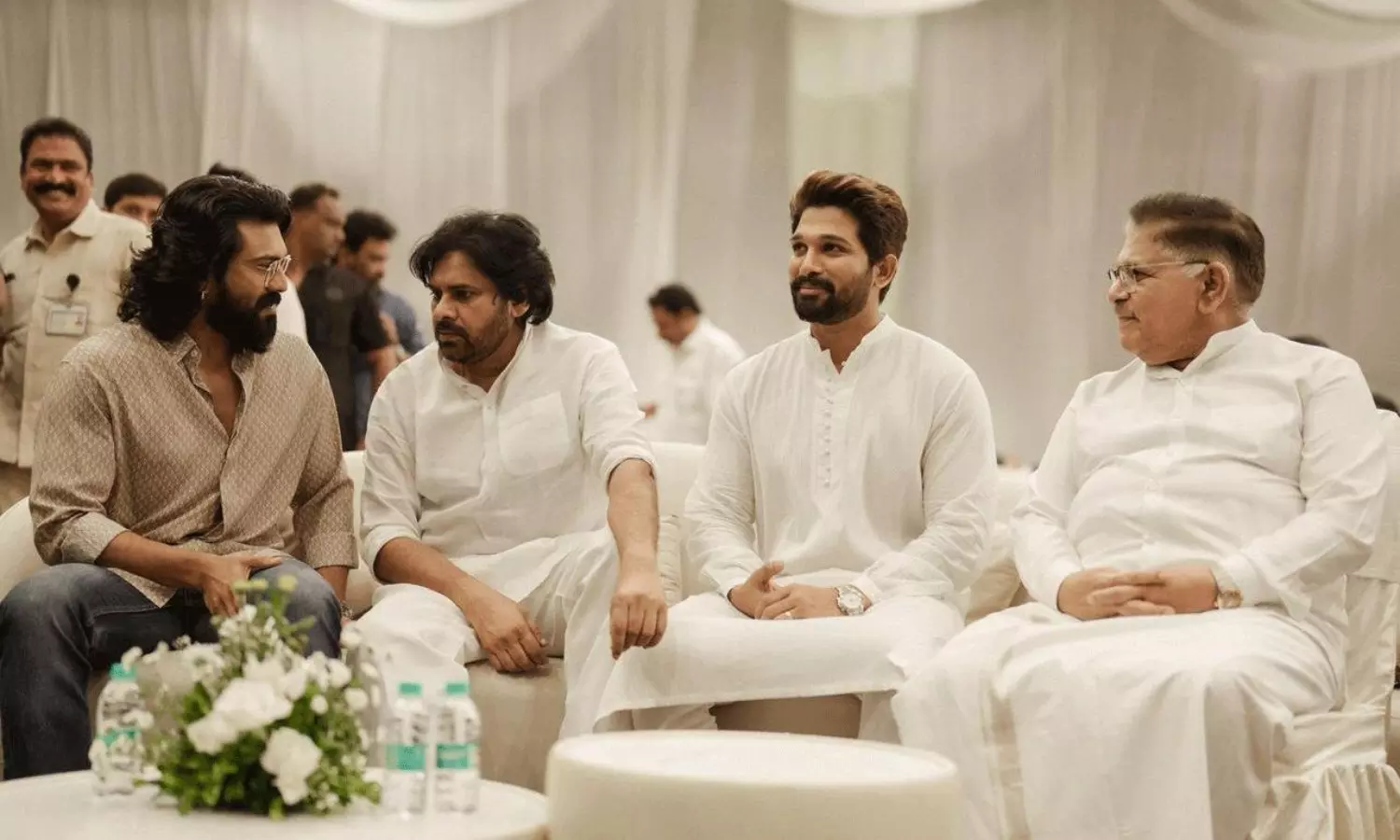 ఒకే సోఫాలో పవన్, చరణ్, బన్నీ.. చెక్ పెట్టే పెర్ఫెక్ట్ ఫ్రేమ్!