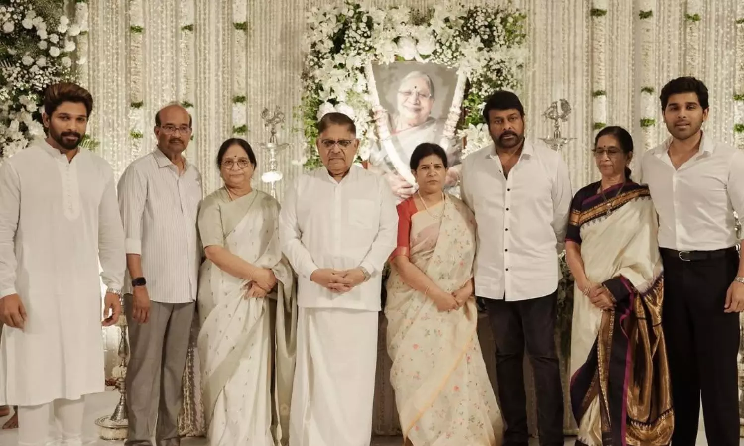 అల్లు కనకరత్నమ్మ పెద్దకర్మ.. చిరు, పవన్, చరణ్ హాజరు అల్లు కనకరత్నమ్మ పెద్దకర్మ.. చిరు, పవన్, చరణ్ హాజరు