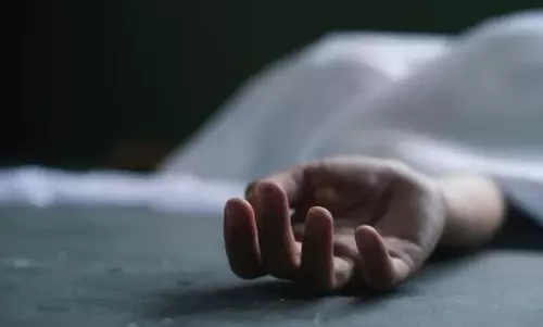 చేపలకు చీమలు పట్టాయని తల్లిని చంపేసిన కొడుకు