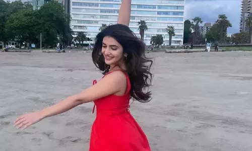 చెట్టు కింద చదువు నేర్పిన శ్రీ లీల!