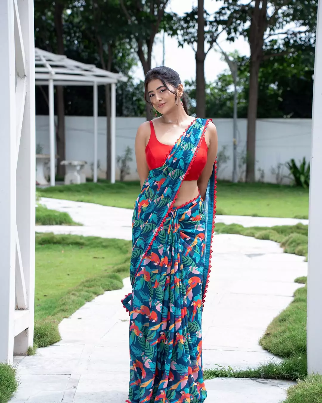 Rashi Singh Glows Like a Diva