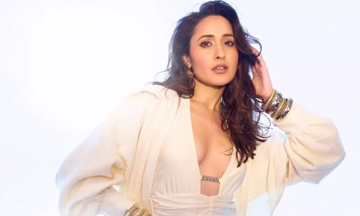 వైట్ బికినీలో గత్తర లేపుతున్న బాలయ్య భామ! వైట్ బికినీలో గత్తర లేపుతున్న బాలయ్య భామ!