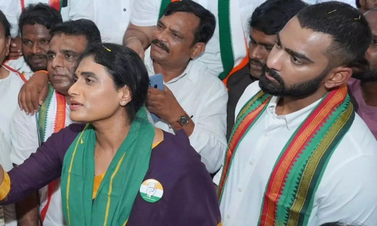 ఆయనకు వైఎస్ ఇంటిపేరు ... మొదలైన రచ్చ ! ఆయనకు వైఎస్ ఇంటిపేరు ... మొదలైన రచ్చ !