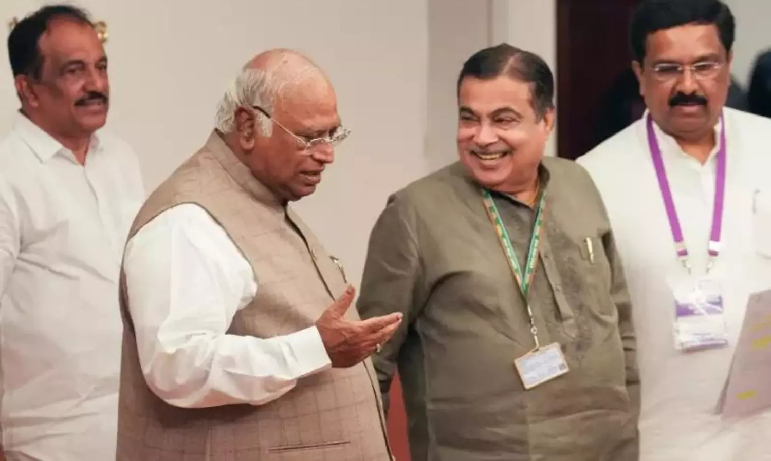 ఖర్గే గడ్కరీ ఇద్దరూ అలా...మోడీని టార్గెట్ చేసిన కాంగ్రెస్