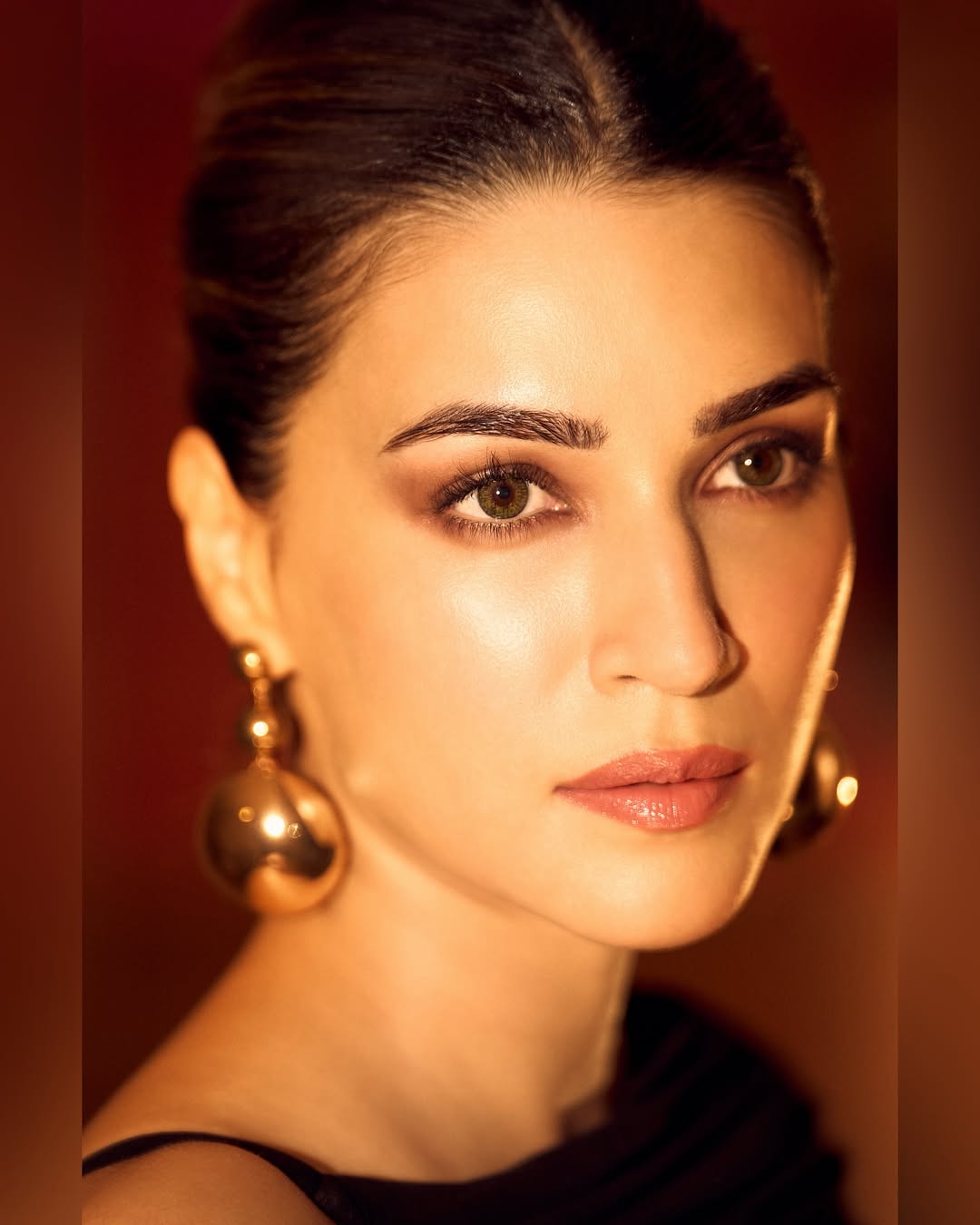 Kriti Sanon Dazzles in Black Dress Kriti Sanon Dazzles in Black Dress