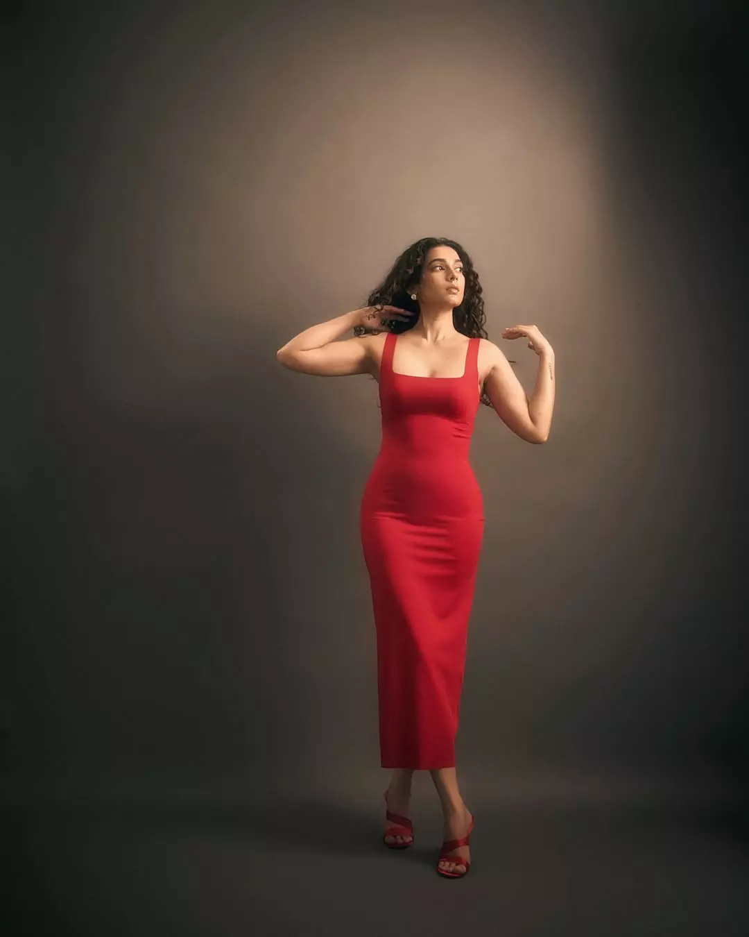 Aakanksha Singh Stuns in Black: Unapologetically Intense Aakanksha Singh Stuns in Black: Unapologetically Intense