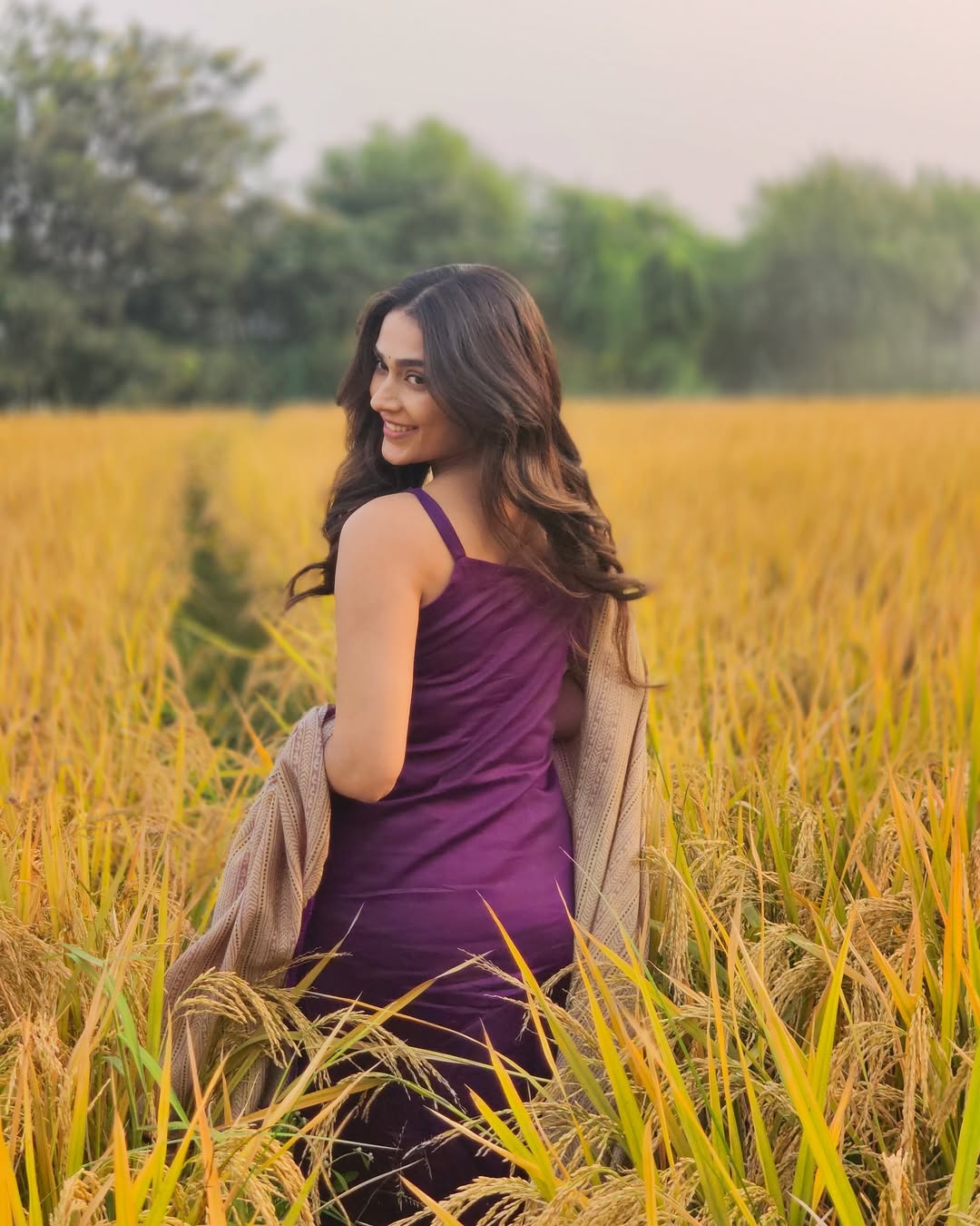 Aakanksha Singh Stuns in Black: Unapologetically Intense Aakanksha Singh Stuns in Black: Unapologetically Intense