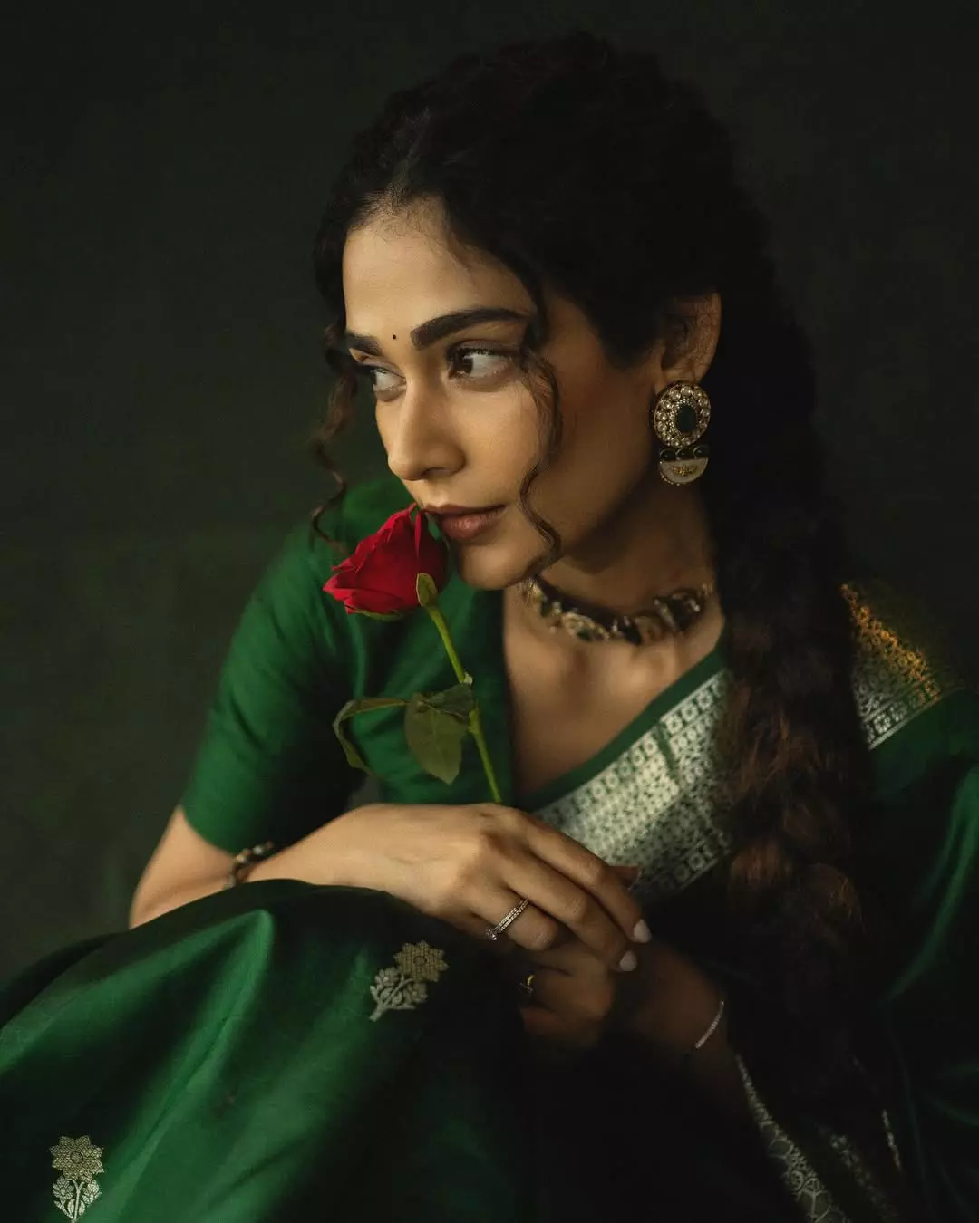 Aakanksha Singh Stuns in Black: Unapologetically Intense Aakanksha Singh Stuns in Black: Unapologetically Intense