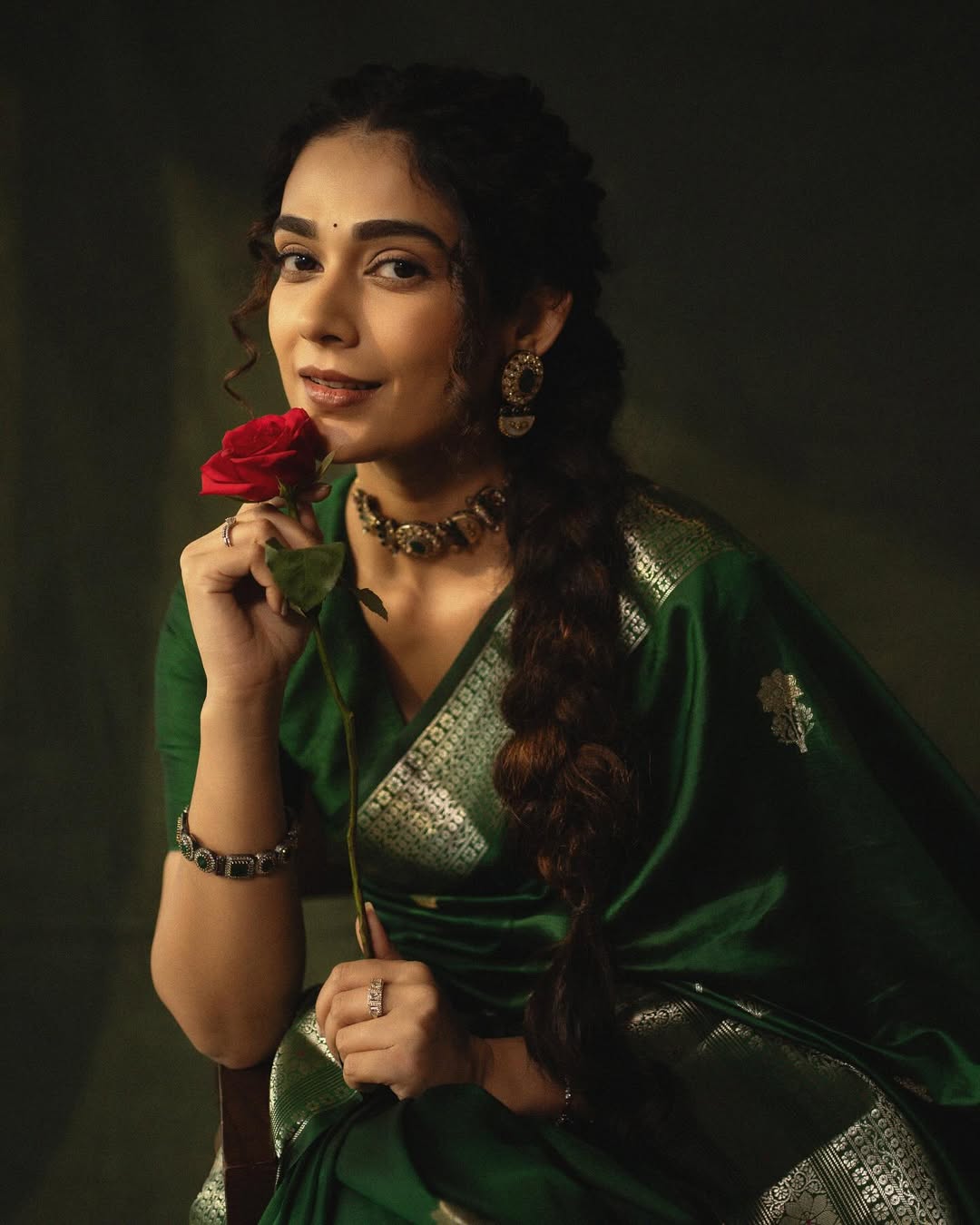 Aakanksha Singh Stuns in Black: Unapologetically Intense Aakanksha Singh Stuns in Black: Unapologetically Intense