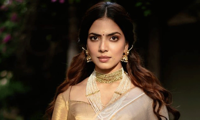 ఆశలన్నీ ప్రభాస్‌ మీదే పెట్టుకుంది...!