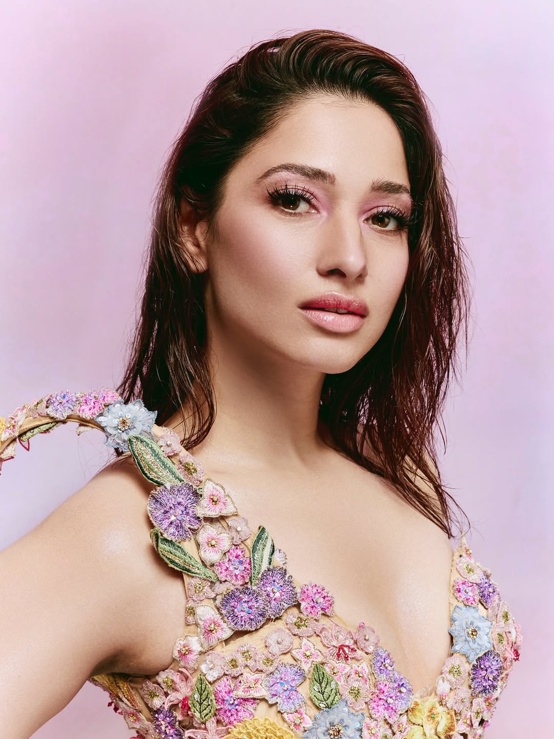 Tamannaah Bhatia Dazzles in Red Glamour at Filmfare Awards 2025 Tamannaah Bhatia Dazzles in Red Glamour at Filmfare Awards 2025