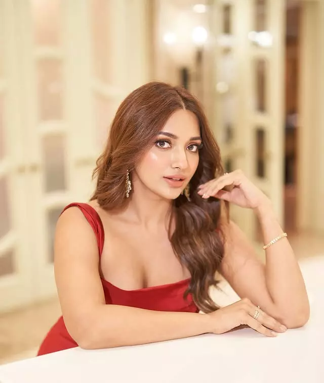 Jiyaa Shankar Stuns in Red Saree Photoshoot