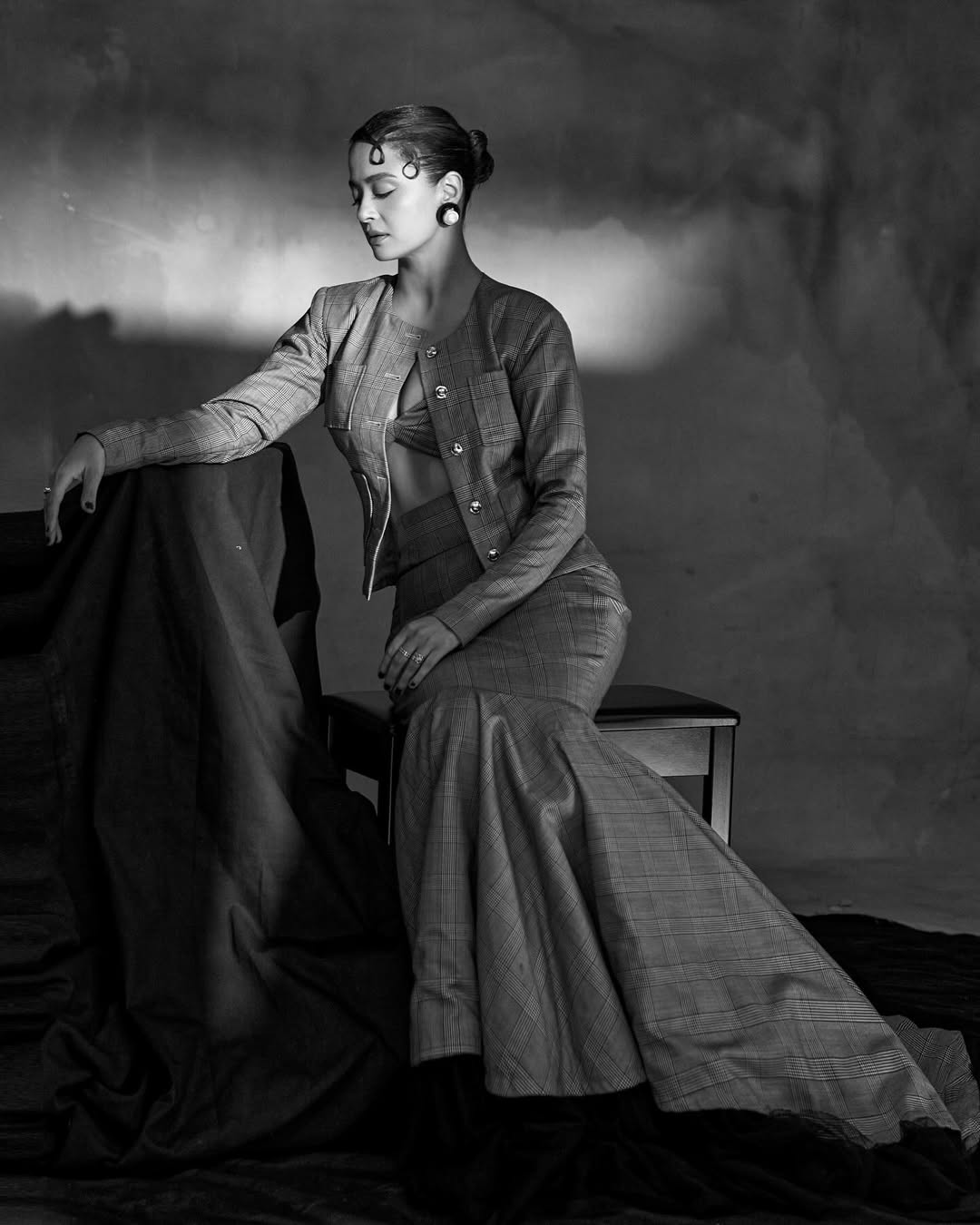 Surveen Chawla Dazzles in Lady Boss Look at Filmfare Style Awards 2025 Surveen Chawla Dazzles in Lady Boss Look at Filmfare Style Awards 2025