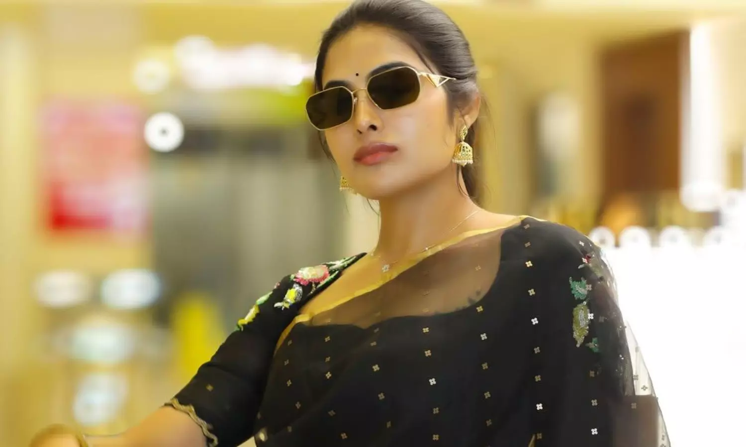 బ్లాక్ శారీలో దివి అందాల ఆరబోత!