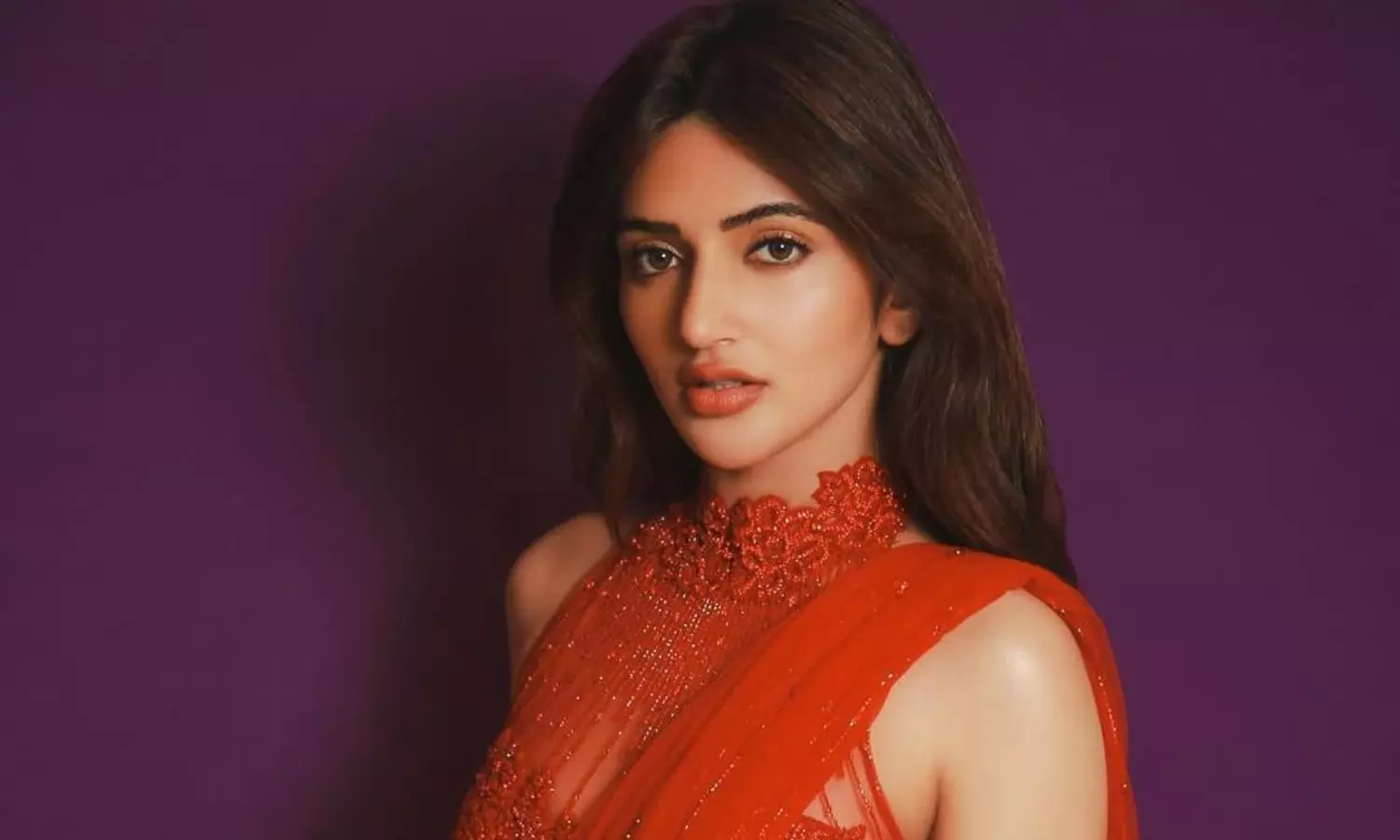 శ్రీలీల: రెడ్ కలర్ చీరలో ధమాకా లుక్