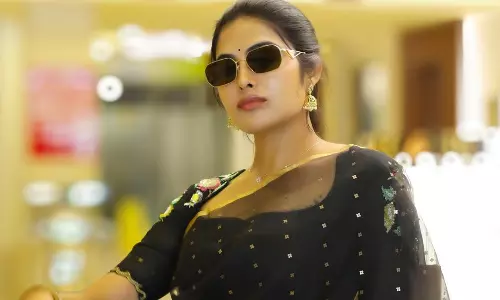 బ్లాక్ శారీలో దివి అందాల ఆరబోత!