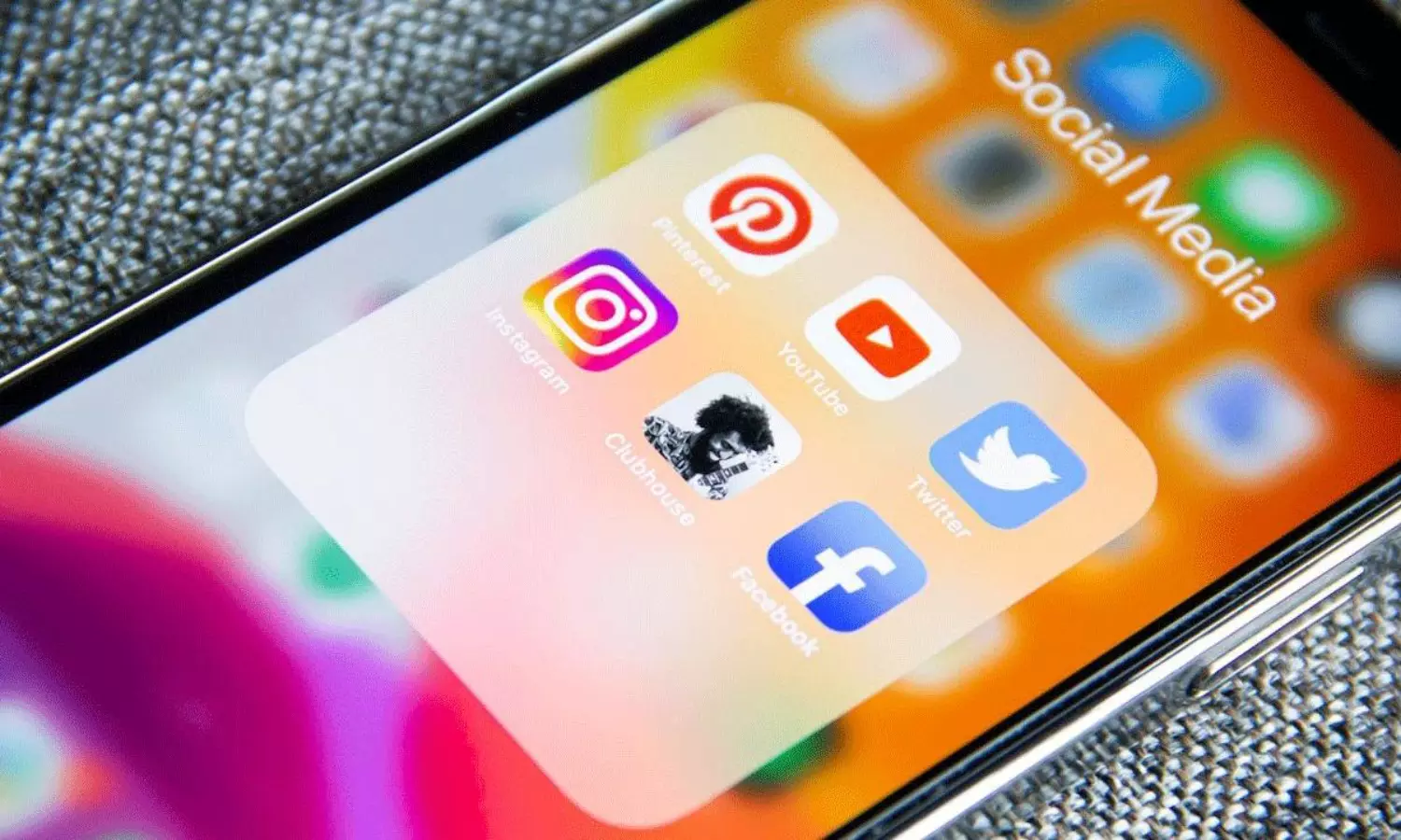 సోషల్ మీడియాతో రెండు రోజులలో నలుగురు పీఎంలు రాజీనామా ! సోషల్ మీడియాతో రెండు రోజులలో నలుగురు పీఎంలు రాజీనామా !