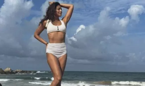 బర్తడే స్పెషల్.. 43 ఏళ్ల ప్రాయంలో వైట్ బికినీలో సూర్యుడికే చెమటలు పట్టించిన శ్రియ!