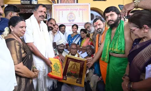 అమ్మ‌వారికి వ‌జ్రాల ఆభ‌ర‌ణాల‌ను స‌మ‌ర్పించిన మ్యూజిక్ డైరెక్ట‌ర్