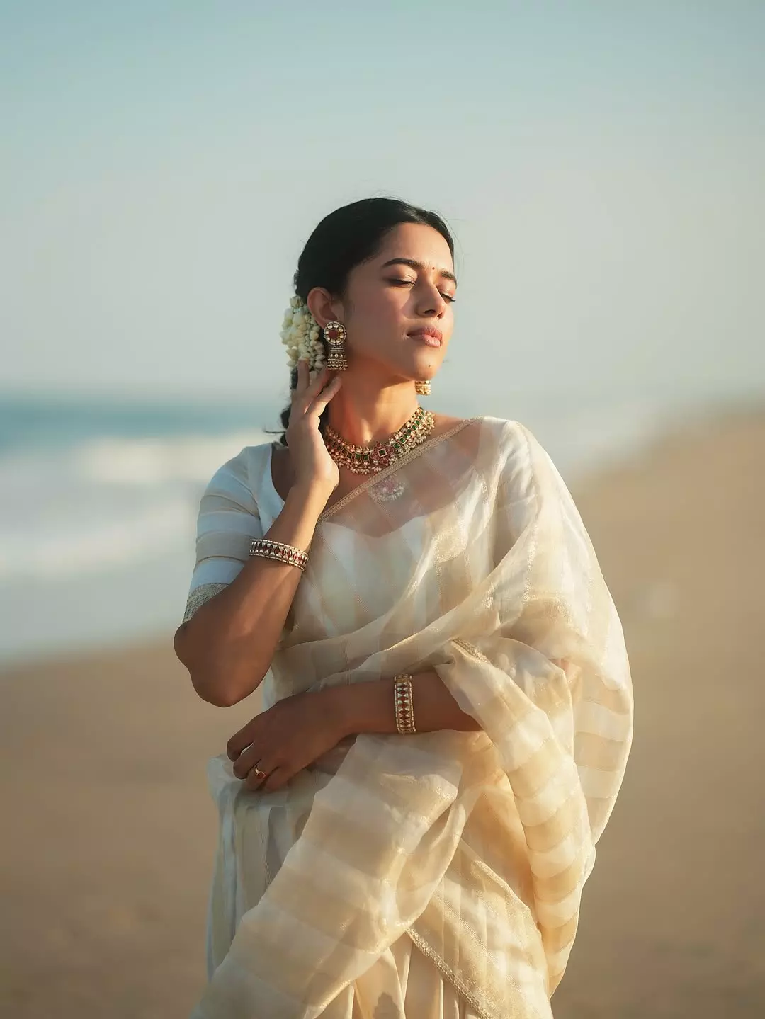 Mirnalini Ravi: Serenity in Silk, Strength in Stardom