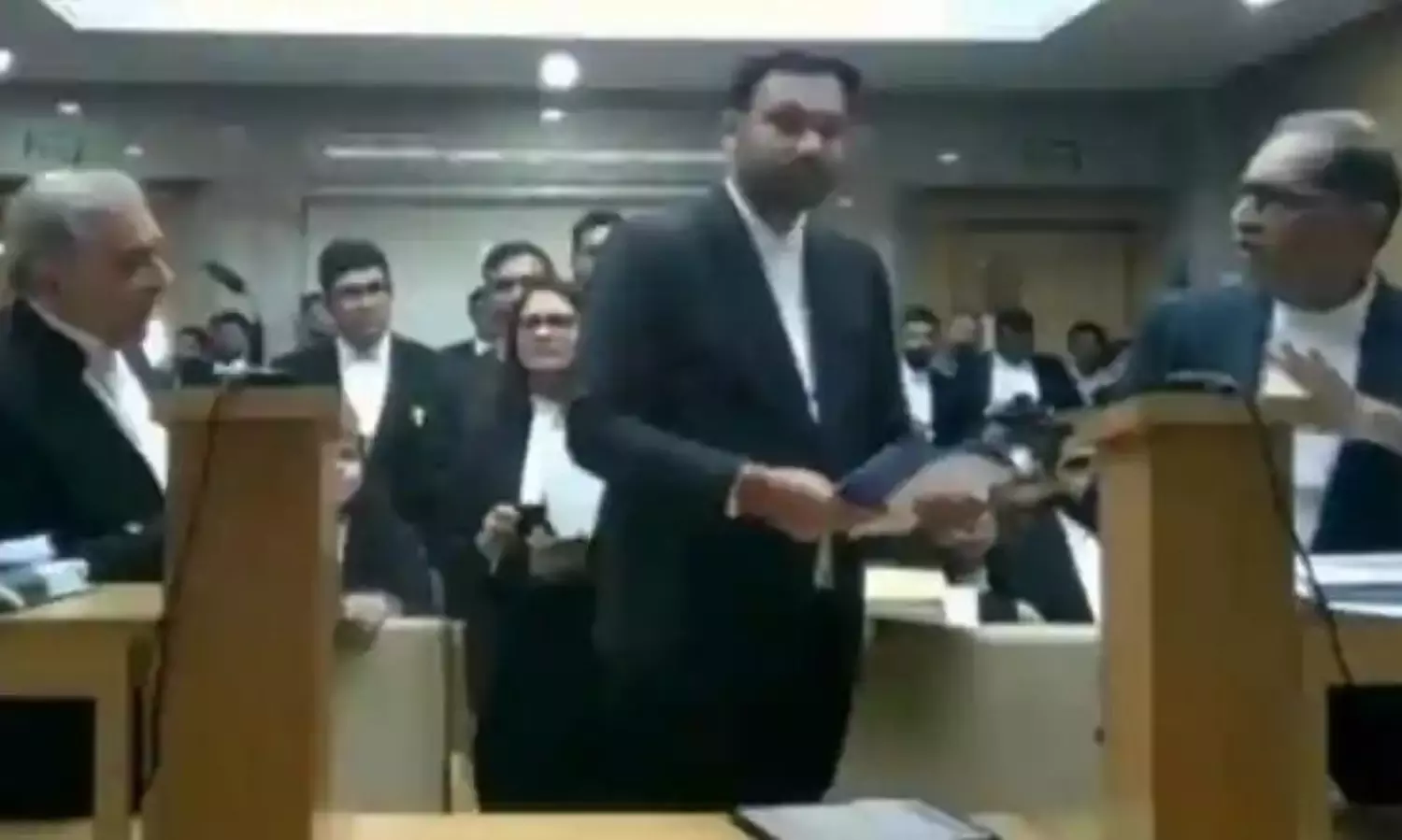 30 వేల కోట్ల ఆస్తి పోరాటంలో లాయ‌ర్ల కీచులాట‌!