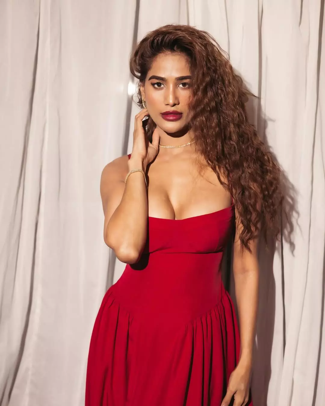 Poonam Pandey Walking In Red Poonam Pandey Walking In Red