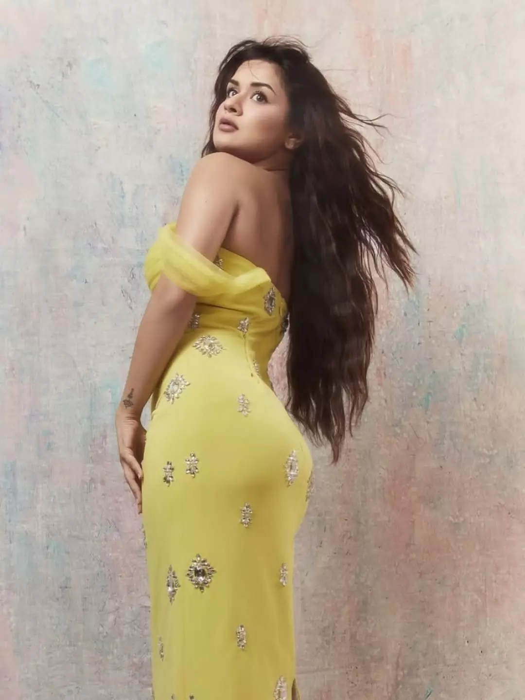 Avneet Kaur Shines in Stunning Yellow Gown