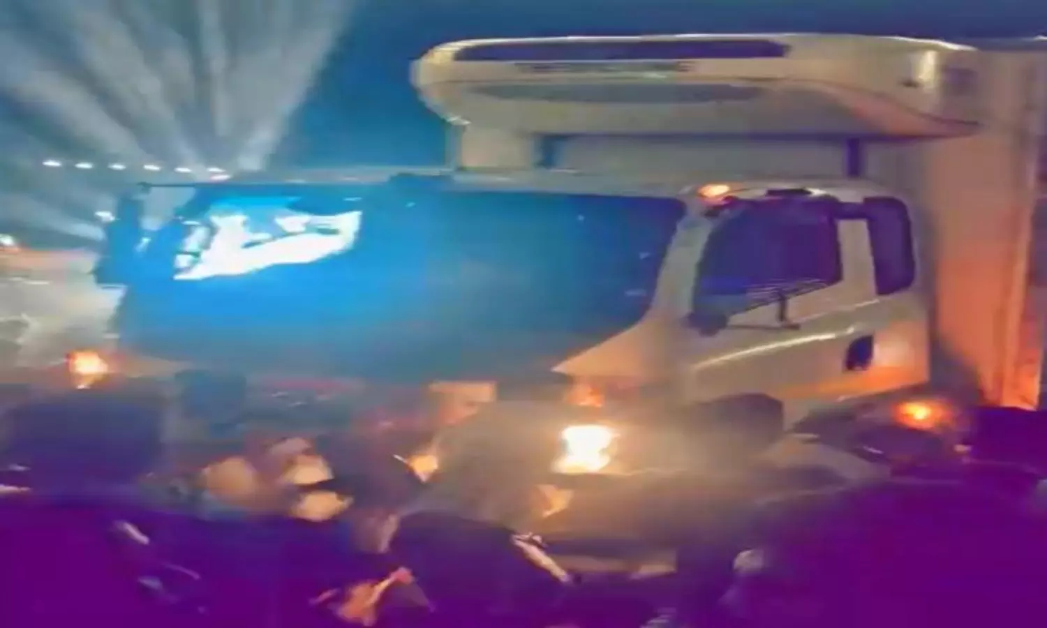 గణేష్ నిమజ్జనంలో మృత్యుశకటమైన లారీ.. భక్తులపైకి.. మరణమృదంగం గణేష్ నిమజ్జనంలో మృత్యుశకటమైన లారీ.. భక్తులపైకి.. మరణమృదంగం