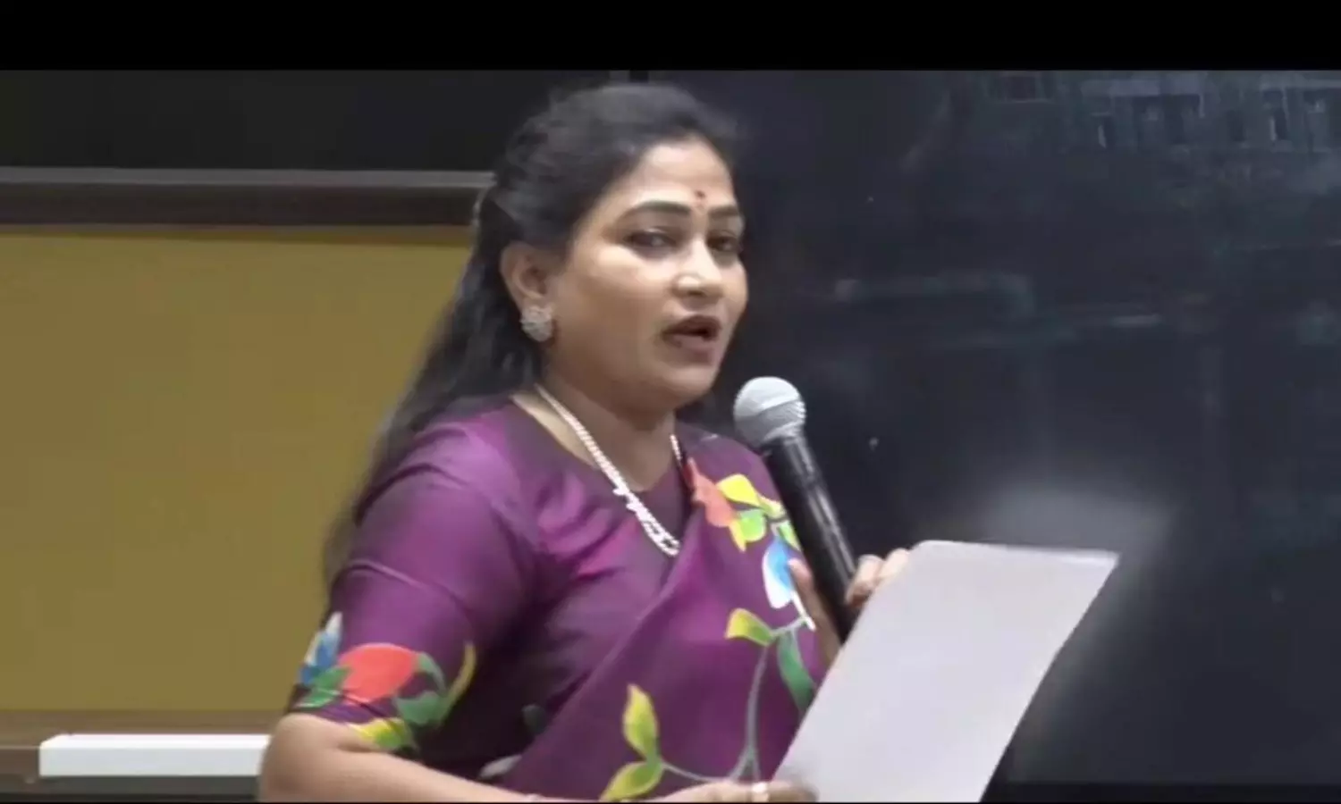 విదేశాల నుంచి సోషల్ మీడియా పోస్టులు.. అలాంటి వారికి షాక్ తప్పదు మంత్రి అనిత హెచ్చరిక విదేశాల నుంచి సోషల్ మీడియా పోస్టులు.. అలాంటి వారికి షాక్ తప్పదు మంత్రి అనిత హెచ్చరిక