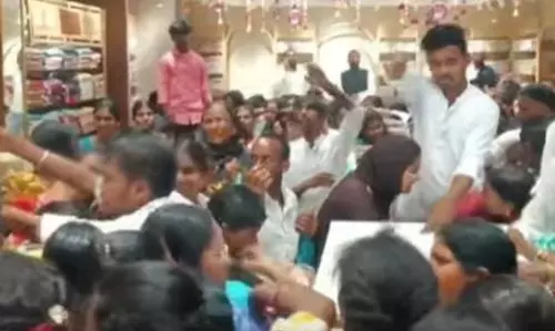 రూ.99 సారీ ఆఫర్‌.. మాల్ పై పడిపోయిన మహిళామణులు.. అదుపుతప్పిన పరిస్థితి..