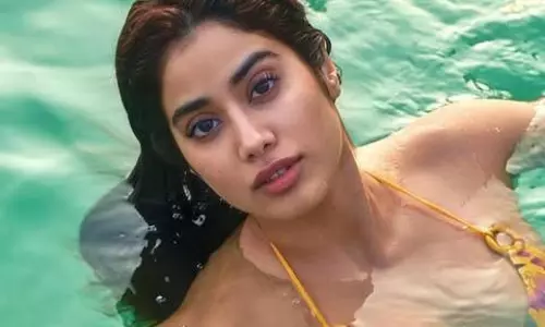 జాన్వీ రేంజ్ అదుర్స్.. రిసార్ట్ ను తలపిస్తున్న పూల్!