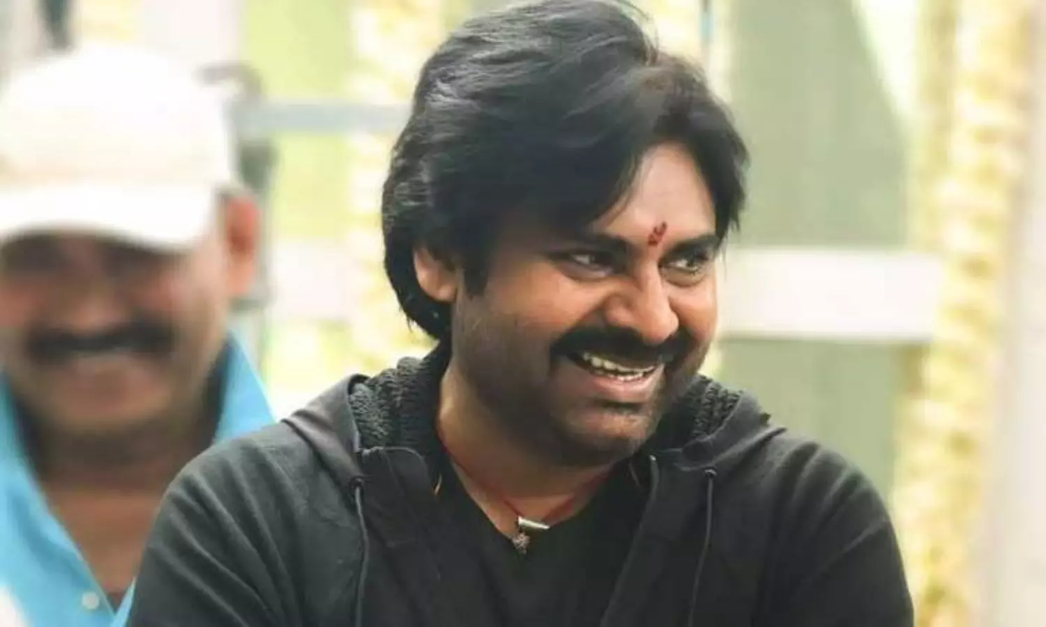 అనుకున్నట్లు పూర్తి.. మళ్లీ రాజకీయాలతో పవన్ బిజీ! అనుకున్నట్లు పూర్తి.. మళ్లీ రాజకీయాలతో పవన్ బిజీ!