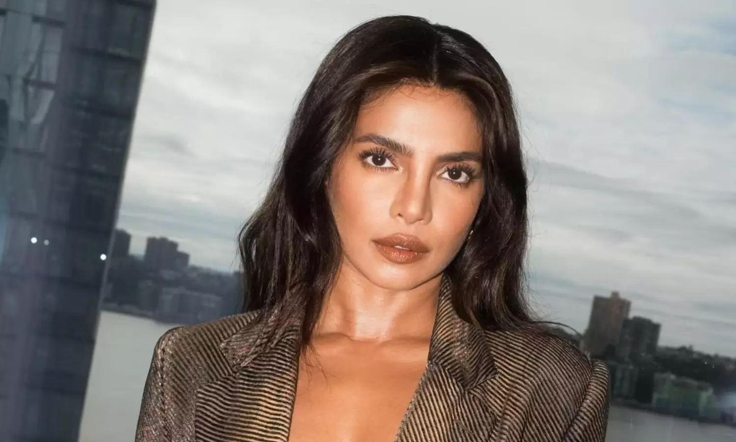 బ్యాక్‌గ్రౌండ్ లేకుండా వ‌స్తే చుల‌క‌న‌గా చూస్తారు